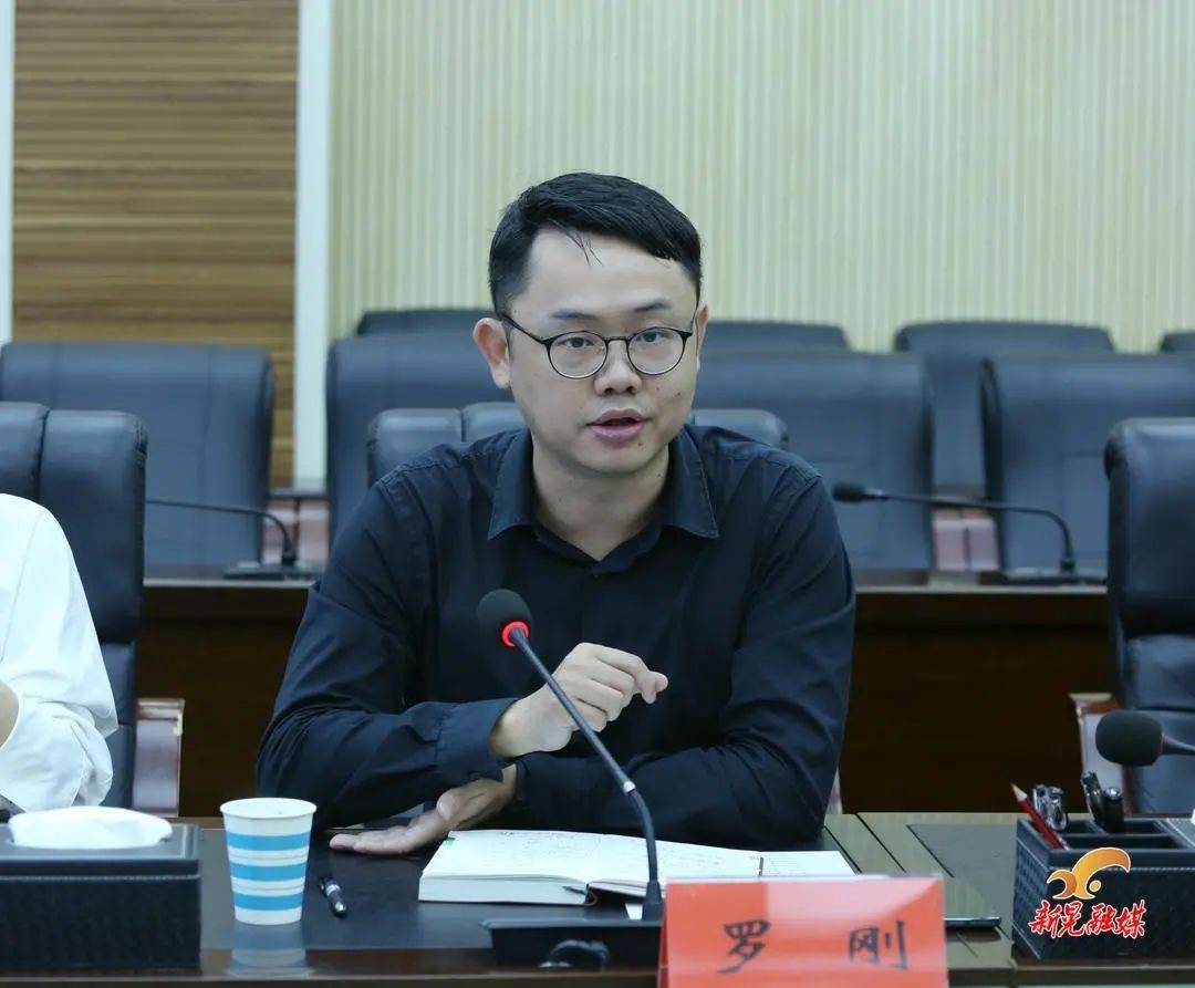 签约仪式上,重庆大龙网科技集团相关负责人从企业基本情况,跨境贸易