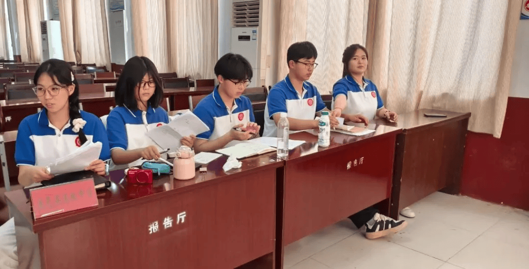 反方是鹿邑县第二高级中学代表队,他们所持的观点是"填报大学志愿,更