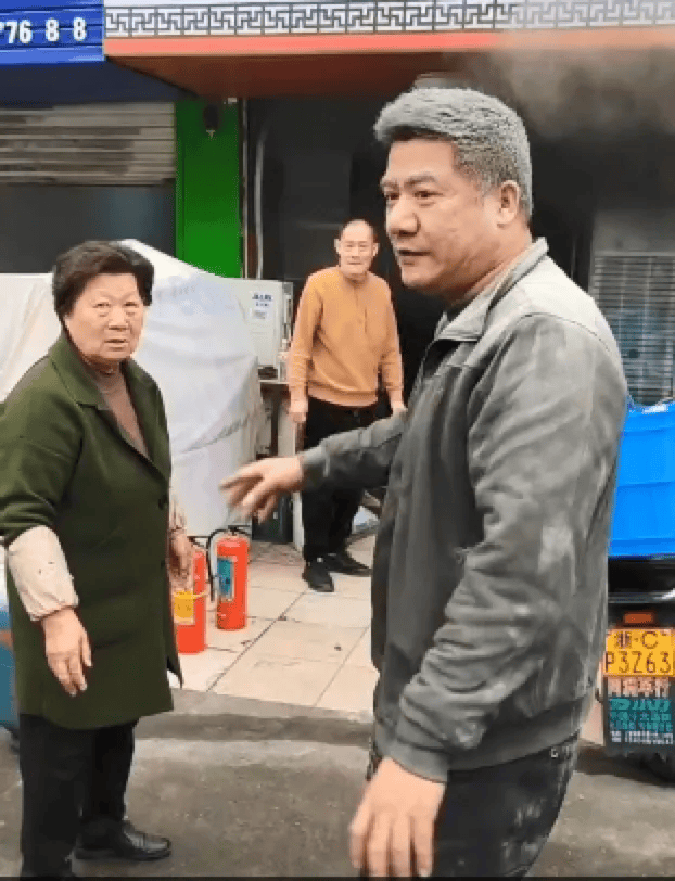 就是退役军人张永新图中这位白乎乎的"雪人""雪人"刚从民房里走出来一