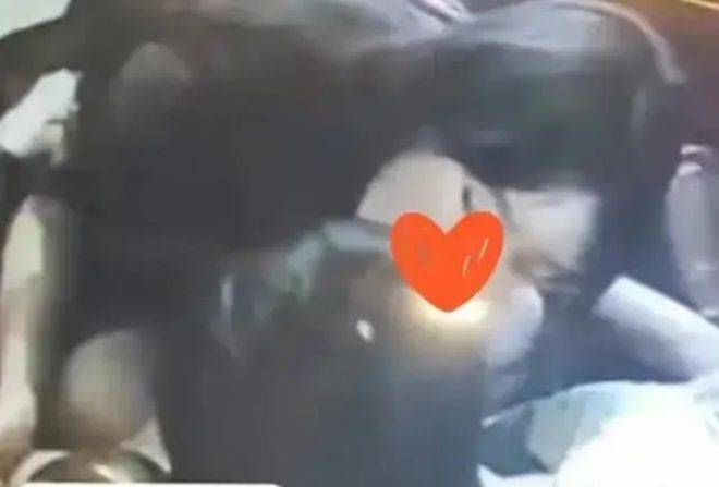 闹大了！小情侣不雅行为遭监控曝光，前台小妹边看边与男同事讨论