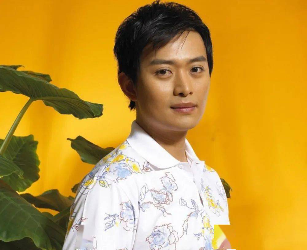 与丁克妻子离婚后,黄海冰再娶小12岁娇妻,今50岁把俩孩子宠上天