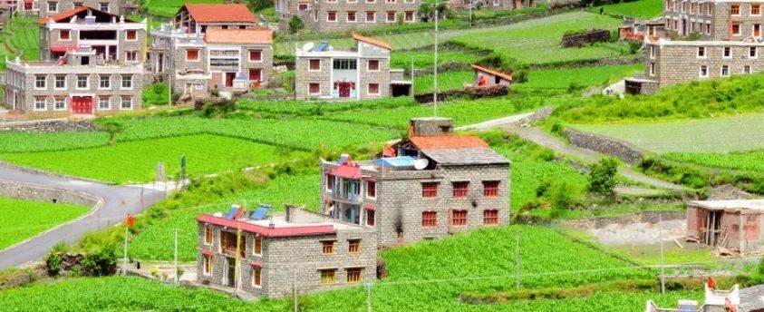 5h的车程幺妹峰的东壁远眺四姑娘山