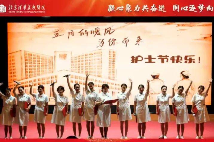 从情景剧到诗朗诵,歌舞,创意表演还有三句半,会场掌声,欢笑声起伏.
