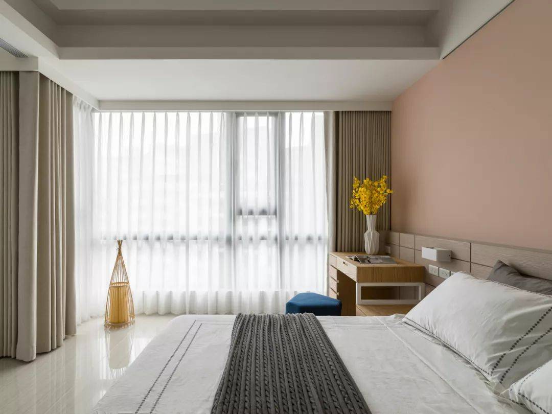 76平现代风小户型二居室,卧室粉橙色背景墙设计,那叫一个好看!
