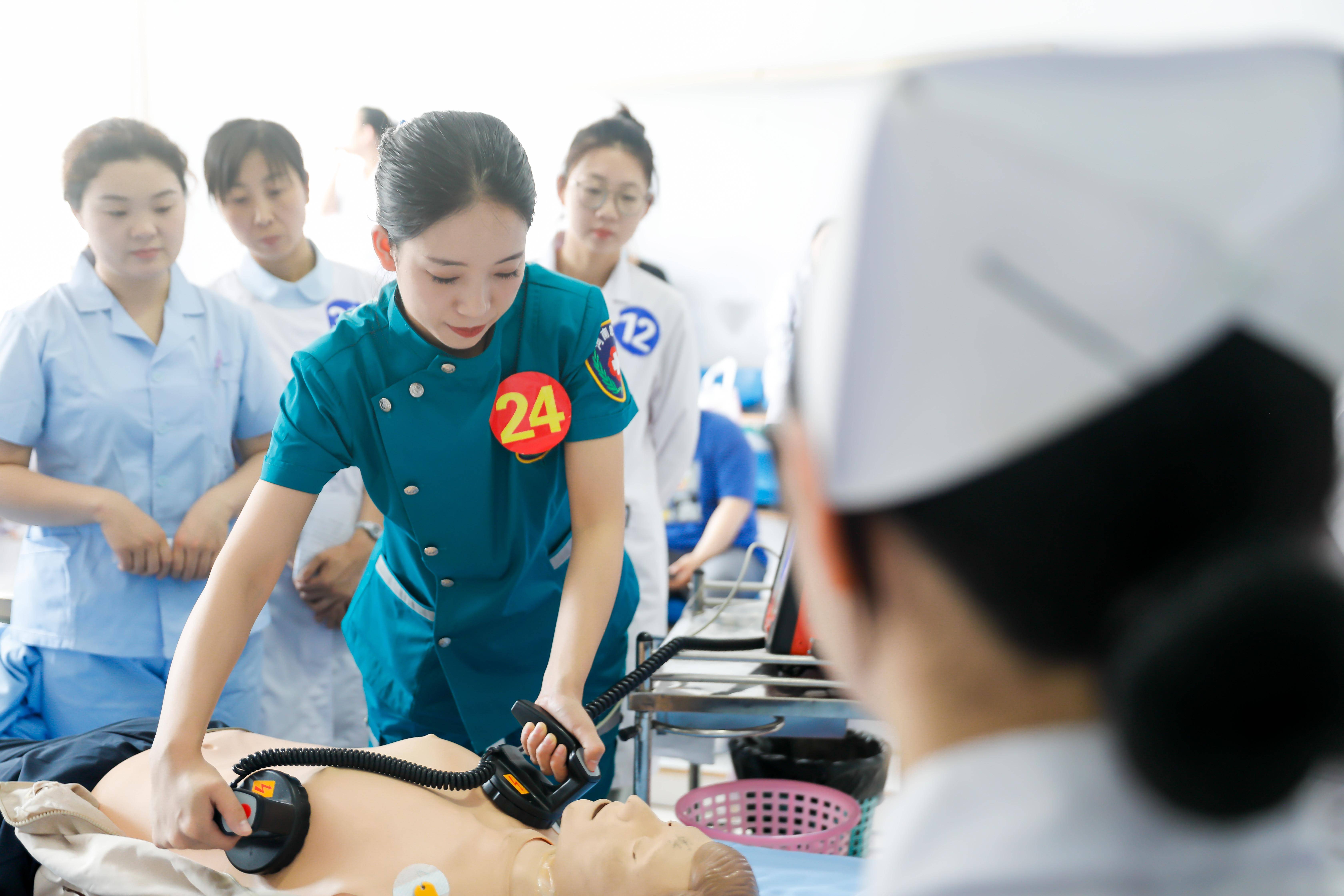 5月10日,在河南省焦作市武陟县护理技能比赛现场,参赛护士在候考室