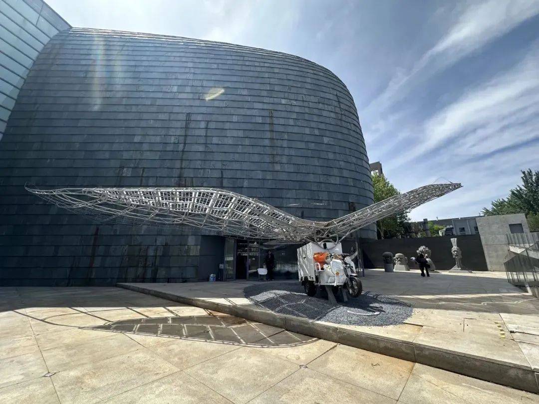 院长带看毕业展 央美搭建人才供需直通车_就业_活动_展览