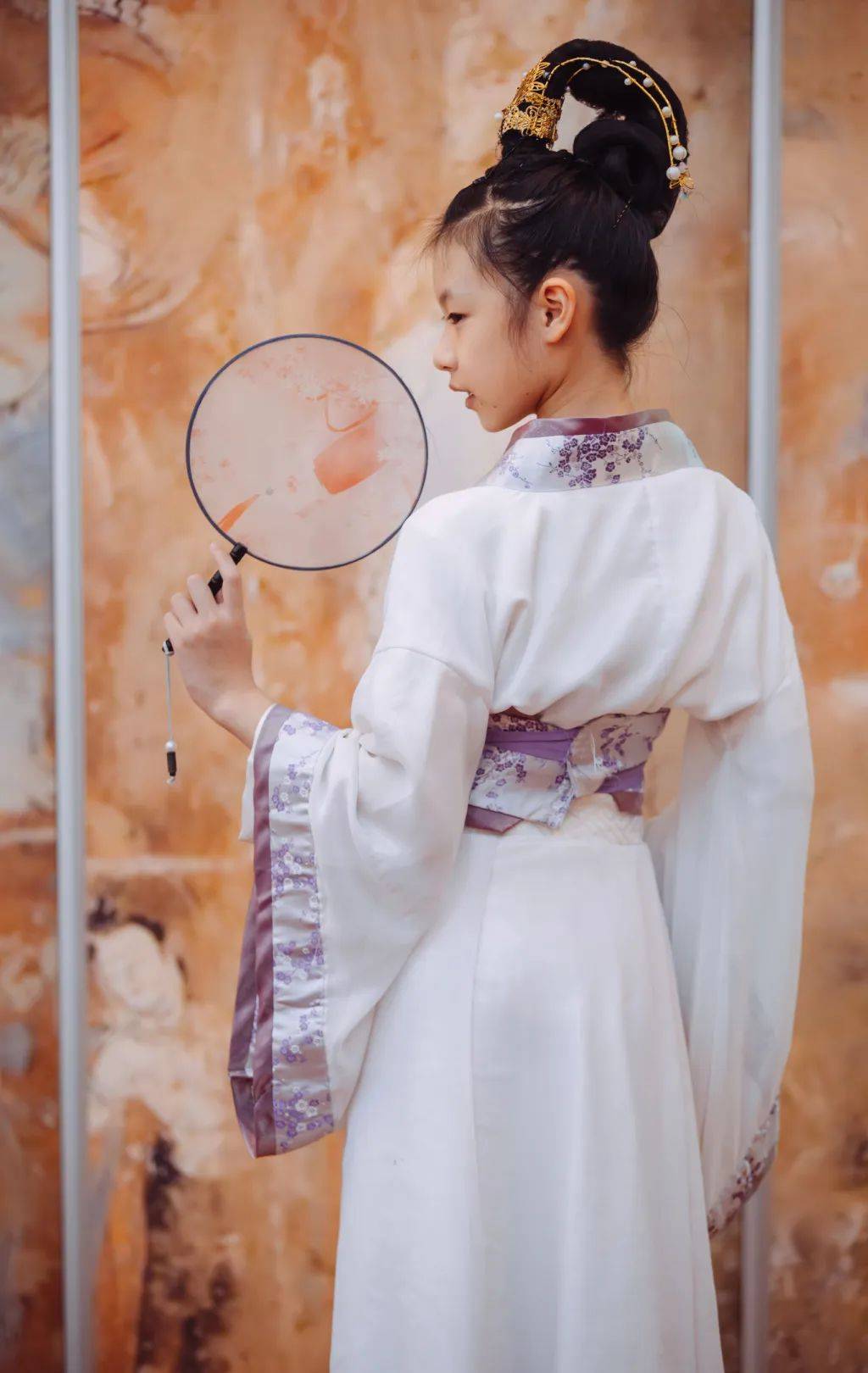 换换衣服拍个照,我们会在研究院老师和队长的带领下学习古代着装礼仪