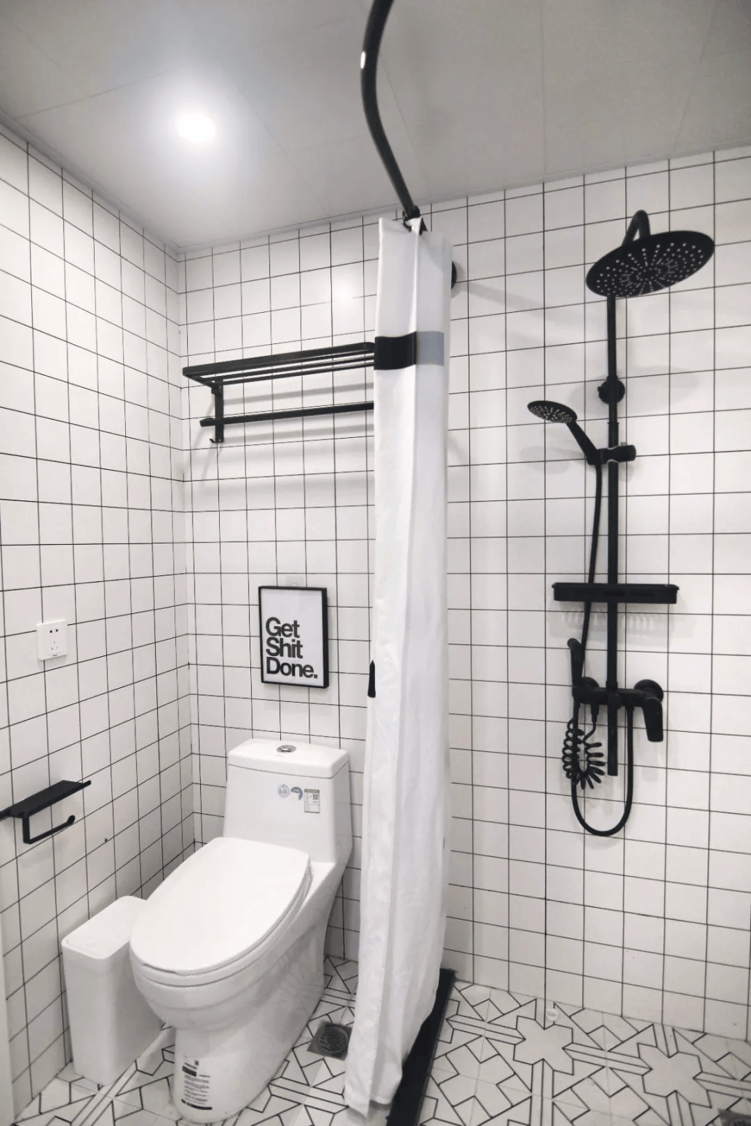 小户型卫生间干湿分离,浴帘更合适,简约实用,打造舒适卫浴体验