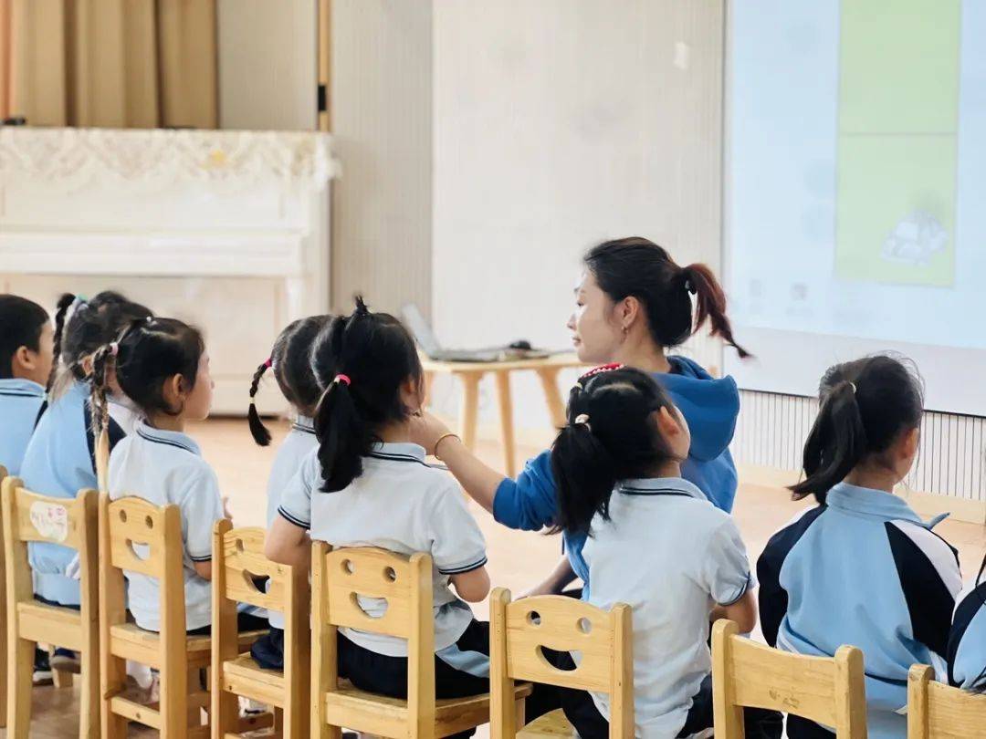 小区地形图里隐藏着让幼儿了解多种图形组合方式的教育目标,幼儿乐在