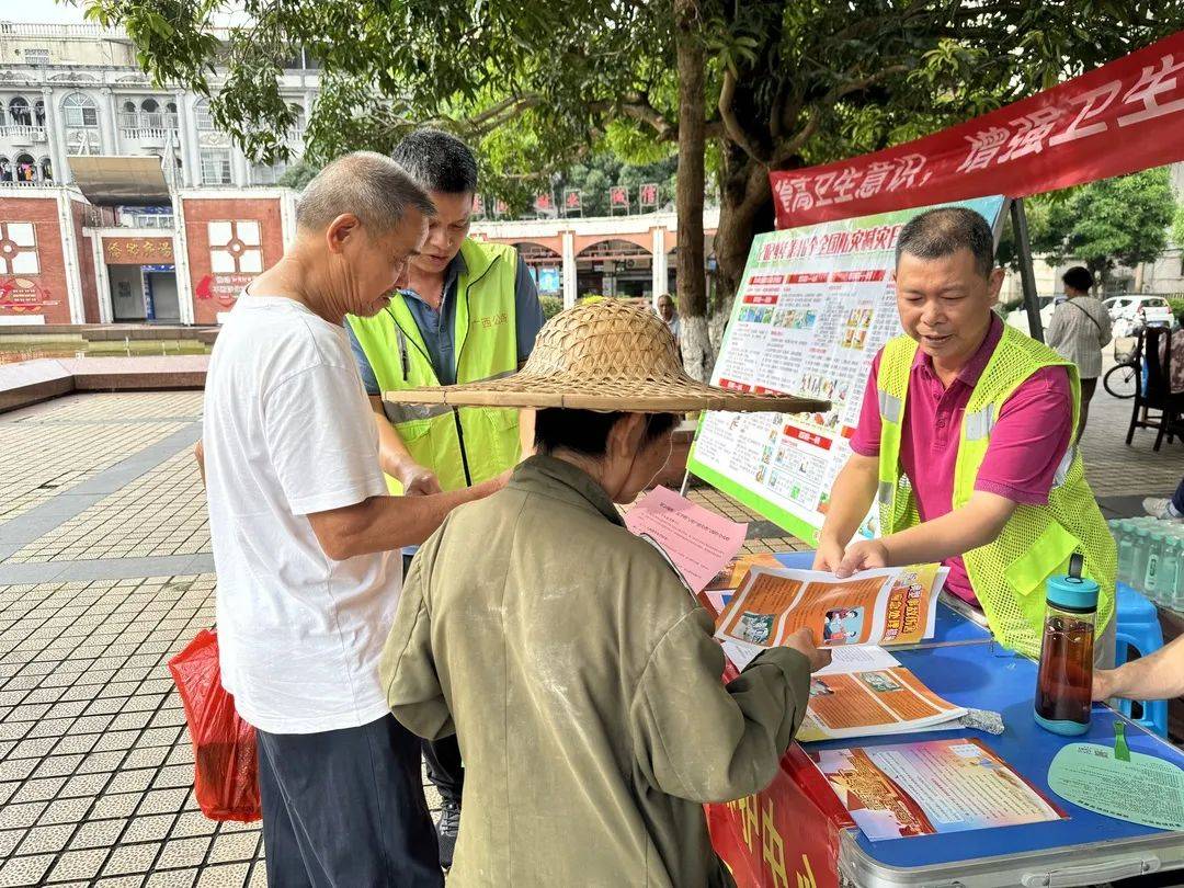 容县公路养护中心02活动现场,工作人员通过摆放宣传展板,发放宣传资料