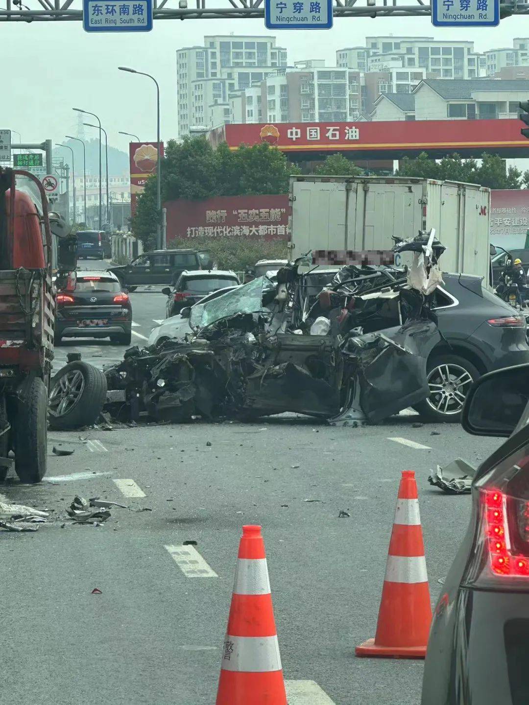 保时捷疾驰追尾撞上大货车