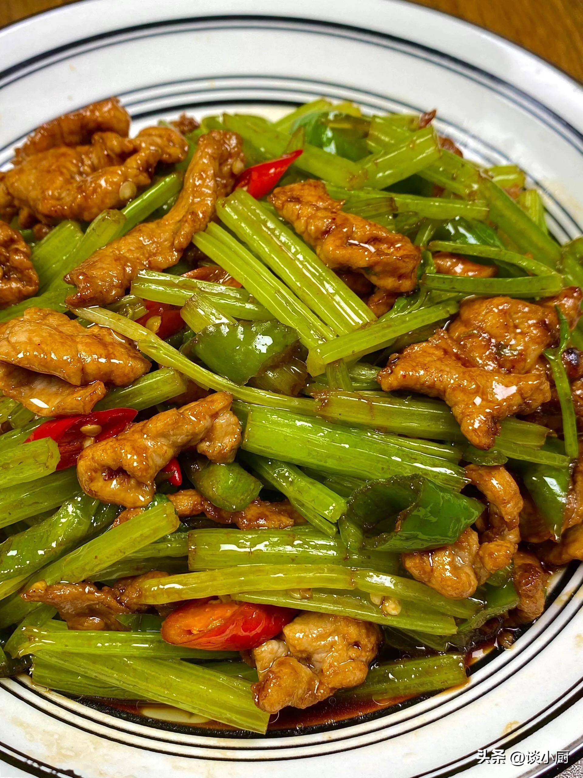 家常菜芹菜炒牛肉图片