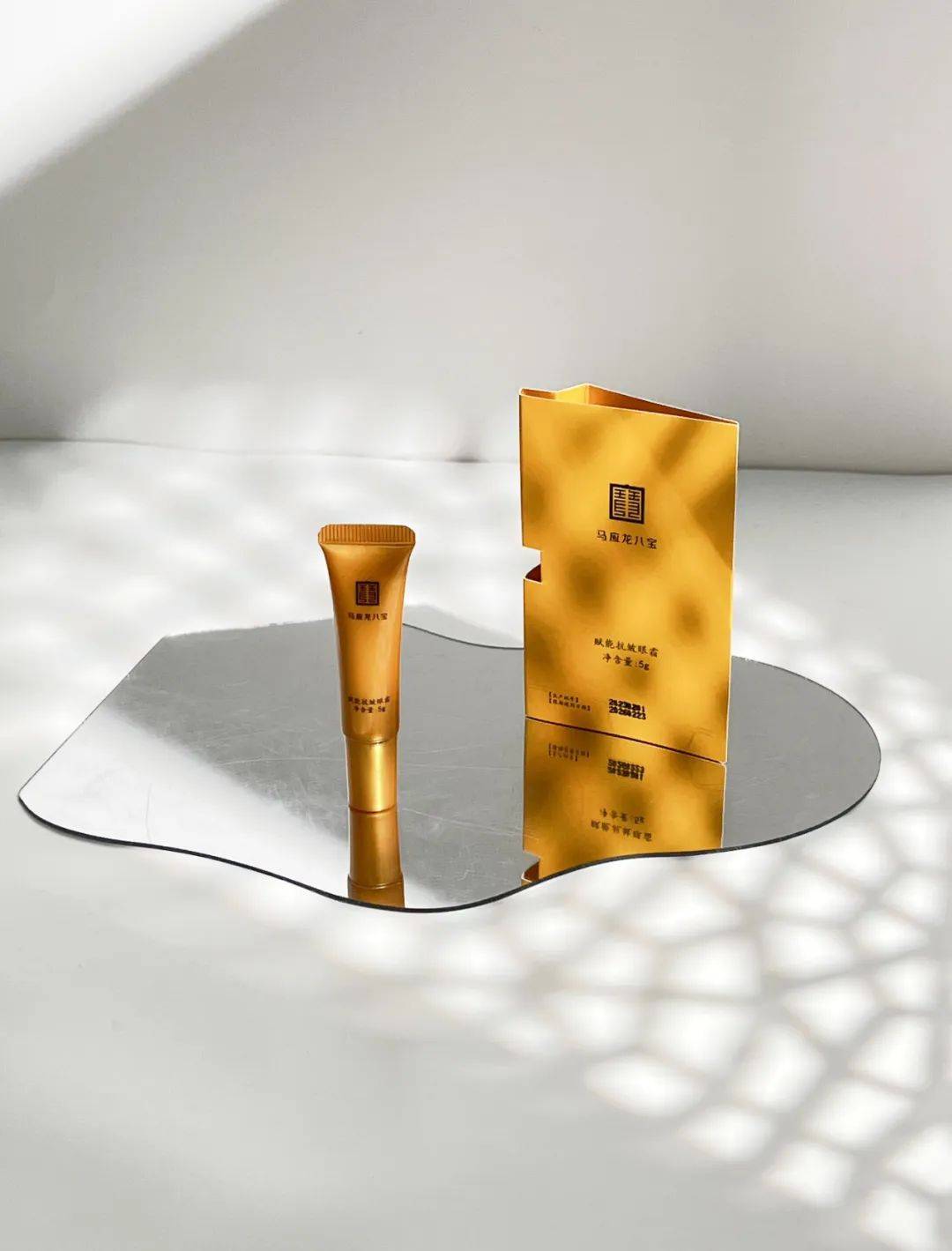 非遗八宝方 多重磅明星成分>唤醒胶原蛋白,传统精华 现代科技的结合,>