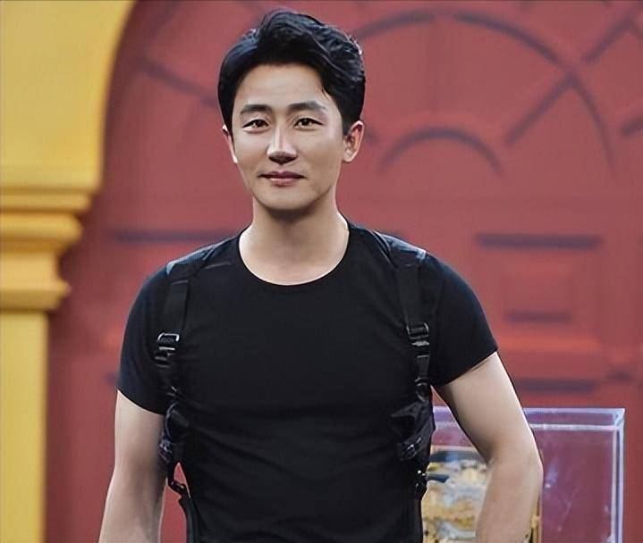 "狠人"黄轩的逆袭史,从内娱弃子到名导宠儿,几段情史太精彩