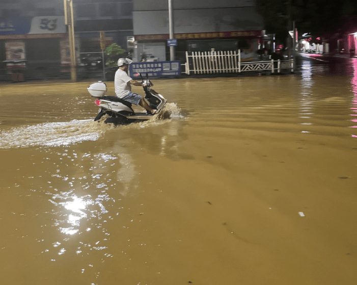 文水县大雨图片