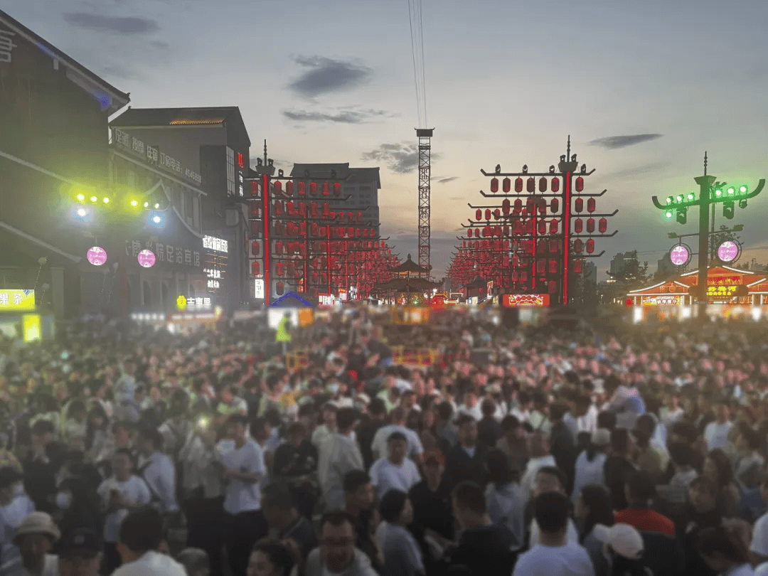 菏泽的特色美食摊主,邀请他们一同参与,共同宣传菏泽丰富的夜市文化