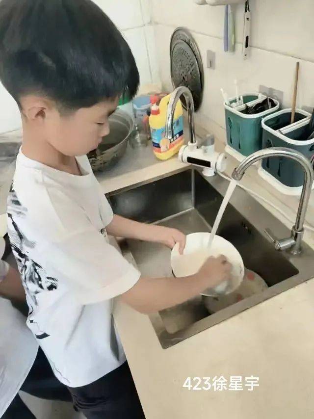 有的孩子还对母亲说出了那句"我爱你",为母亲梳梳头,捶捶背,洗洗脚,让