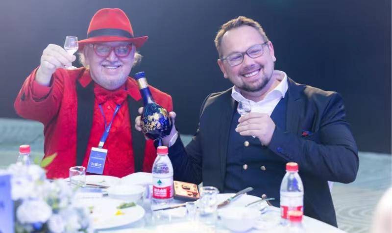 实际上,郎酒从未回避自己走向国际化,成为世界级的梦想,多年前,董事长