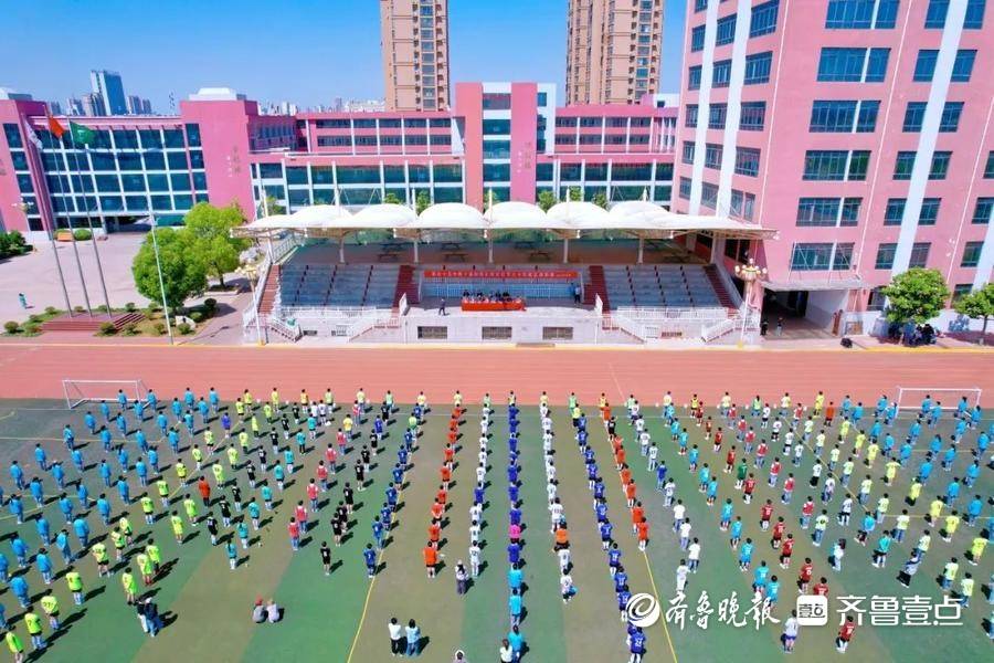 "足"梦绿茵"球"得精彩—枣庄十五中第十届校园足球文化节开幕