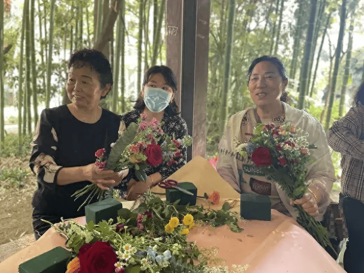 莲湖区惠民北坊社区为辖区的妈妈们筹办"为爱花点时间"插花diy活动