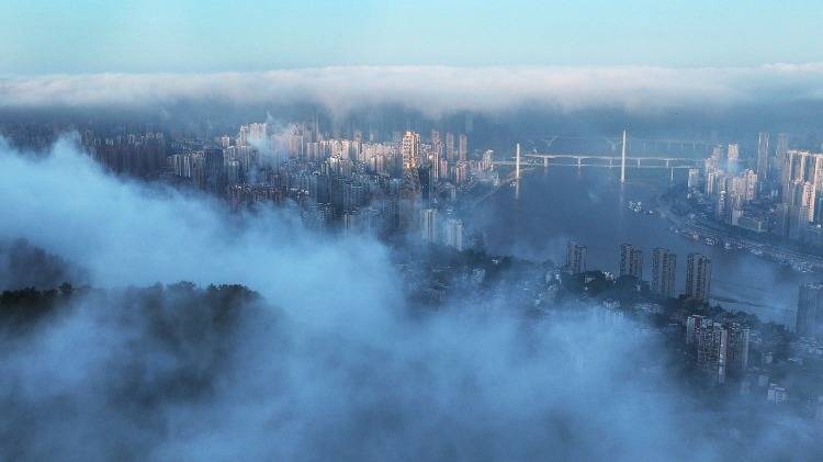 特约摄影 钟志兵▲5月13日,云雾中的南滨路双子高楼.特约摄影 钟志兵