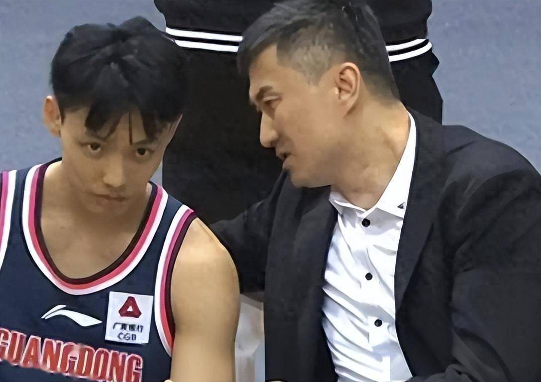 广东7名球员合同到期,更衣室曝光:徐杰流泪,胡明轩承诺不离队