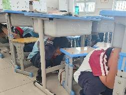 灞桥区岳家沟小学开展防震疏散安全演练活动