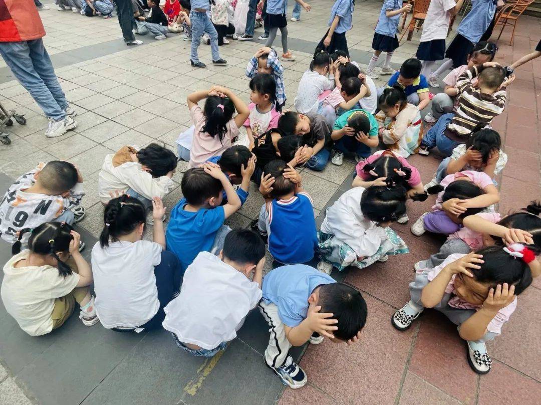 12防震减灾日--地震演练_进行_幼儿_教育
