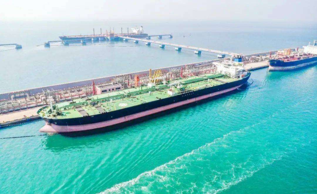 山东港口青岛港董家口港区刷新多泊位大吃水油轮同潮靠泊历史纪录