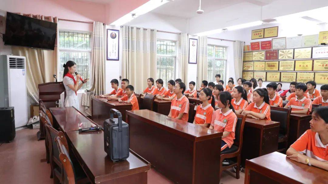 2"中国式现代化光明前景"主题宣讲宣讲人:东兴市红领巾巡讲团成员苏