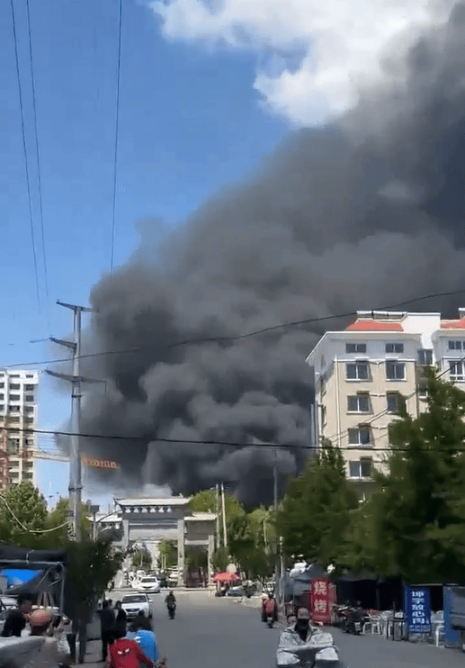 浓烟笼罩!烟台一制衣厂发生火灾火势凶猛,消防回应:无人员伤亡