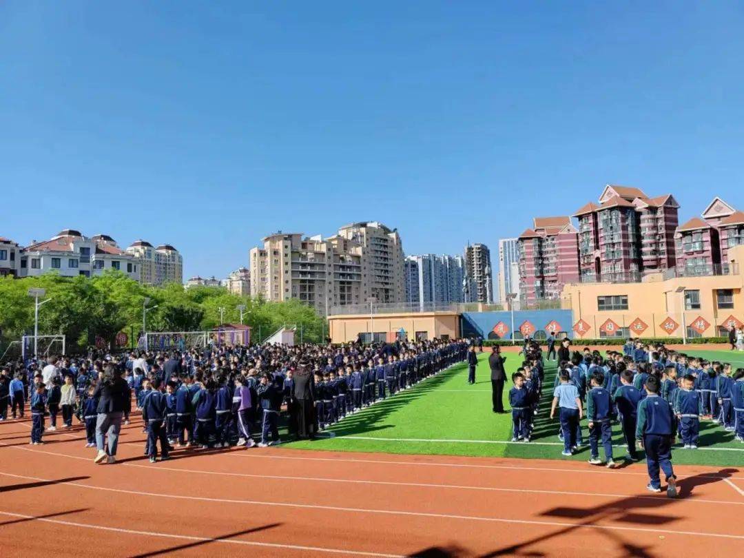 以"练"筑防 临"震"不慌 ——青岛市崂山区育才学校(小学部)开展防震