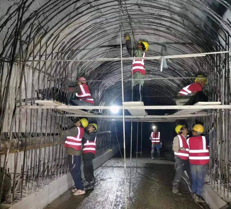 斑竹沟水库工人在隧洞作业积极储备筑牢防汛备汛"防火墙"达川区水务局