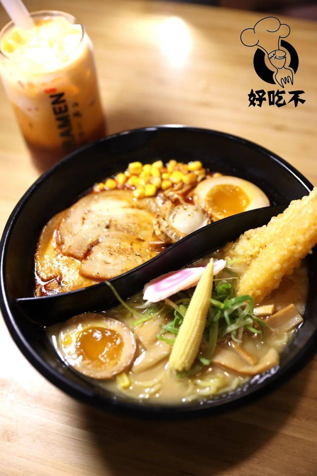 豚骨拉面的香浓汤汁馥郁回味,足足40磅猪骨熬制18小时,呈现出天然的奶