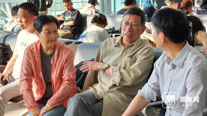 陈引伦(右一)与忻元华夫妇在交谈.