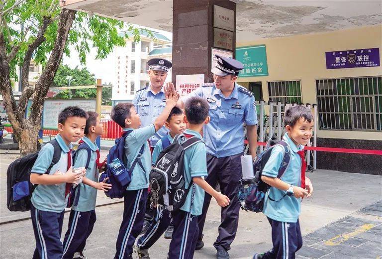 "网红"村里的小学,有他们守护!_郑渊龙_藤海_海岸