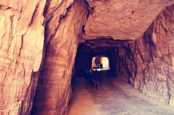 站在峡谷对面万丈石壁上,静观郭亮洞,犹如石壁上的"开窗口".