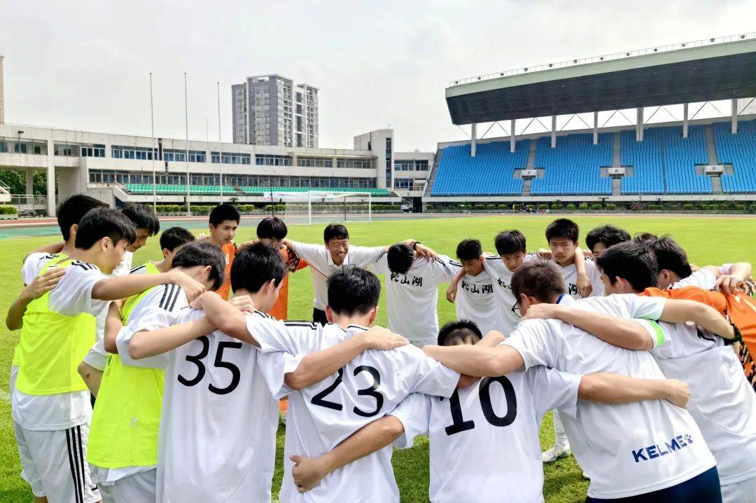 松山湖实验中学足球队图片