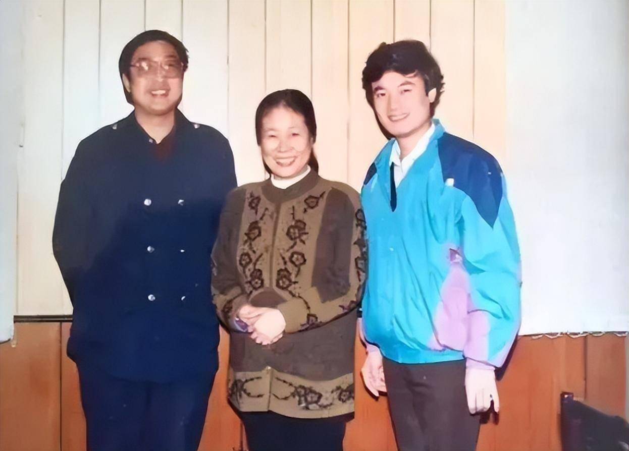 父亲是导演,母亲是老戏骨,61岁无儿无女,遗憾没让母亲当奶奶