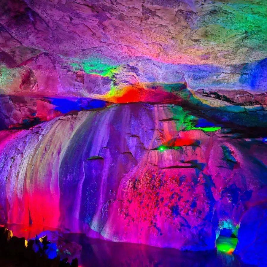 韭山仙境狼巷迷谷景区与韭山洞相隔不过七公里,韭山洞有江北第一洞之