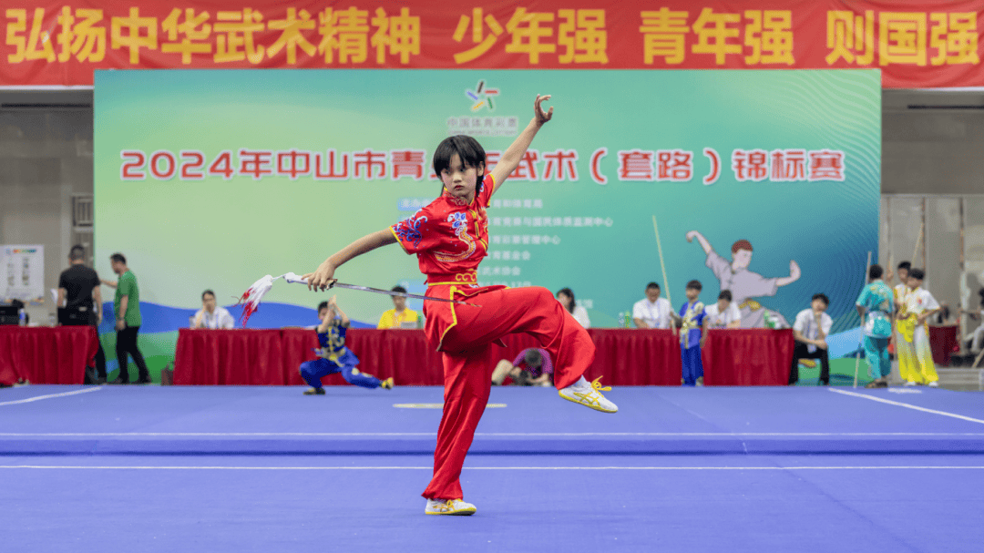 刀光闪烁耀天穹,气吞山河势如虹!