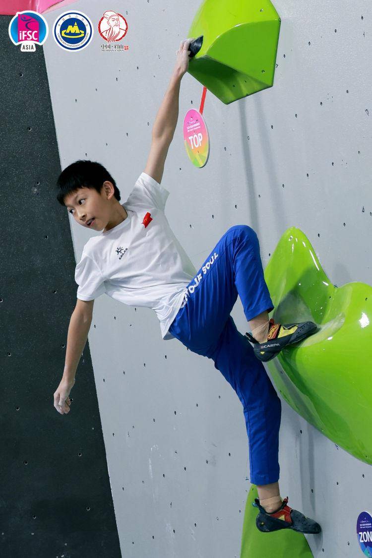 亚洲少年攀岩锦标赛拿下三金一铜,龙华优秀学子一路岩叙梦想!