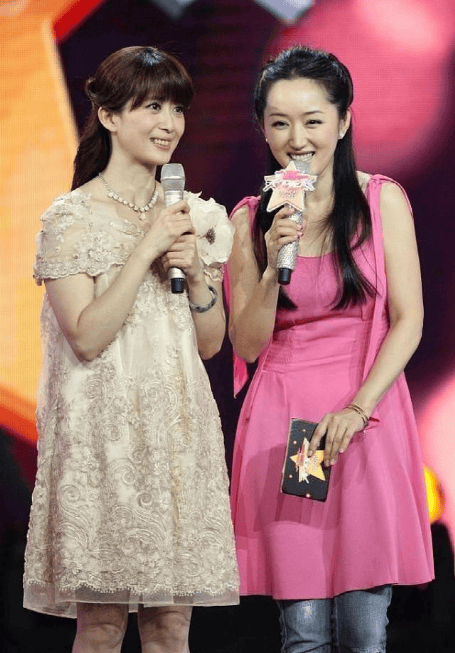 51岁杨钰莹和53岁孟庭苇同框,这穿衣打扮真是绝了,都半百了还少女感