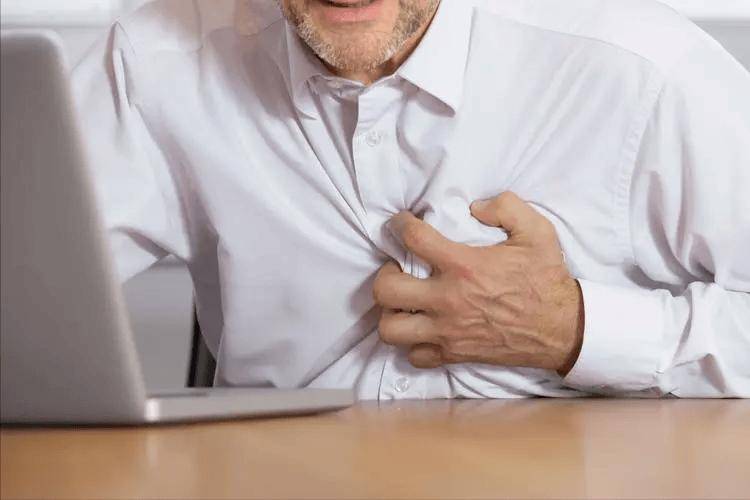 心脏病与洗澡有关?医生警告:心脏不好的人,洗澡谨记"4不要"