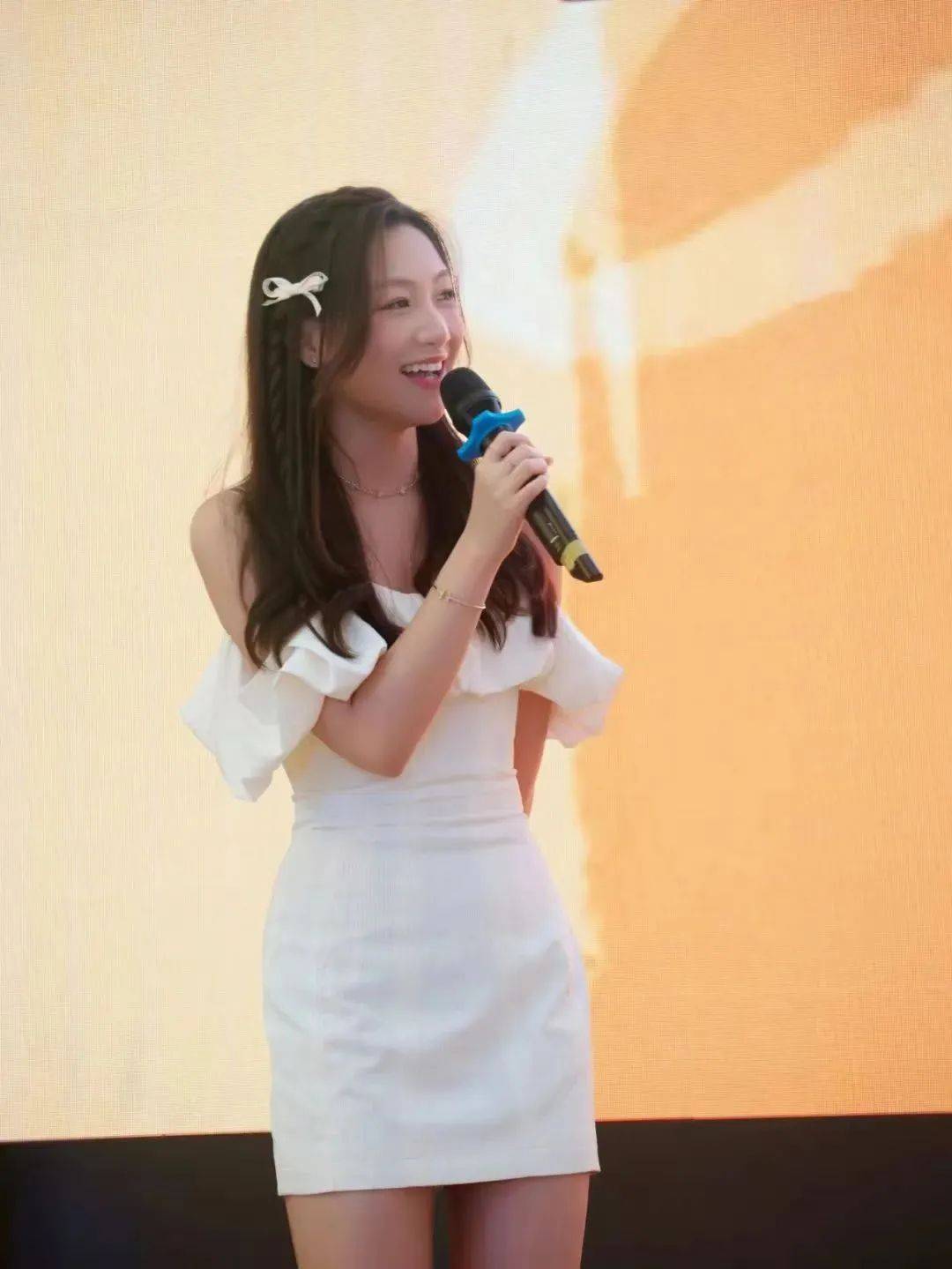 还有佛山市新闻传媒中心主持人知名唱作人萧桦坚带来歌曲串烧最后将有