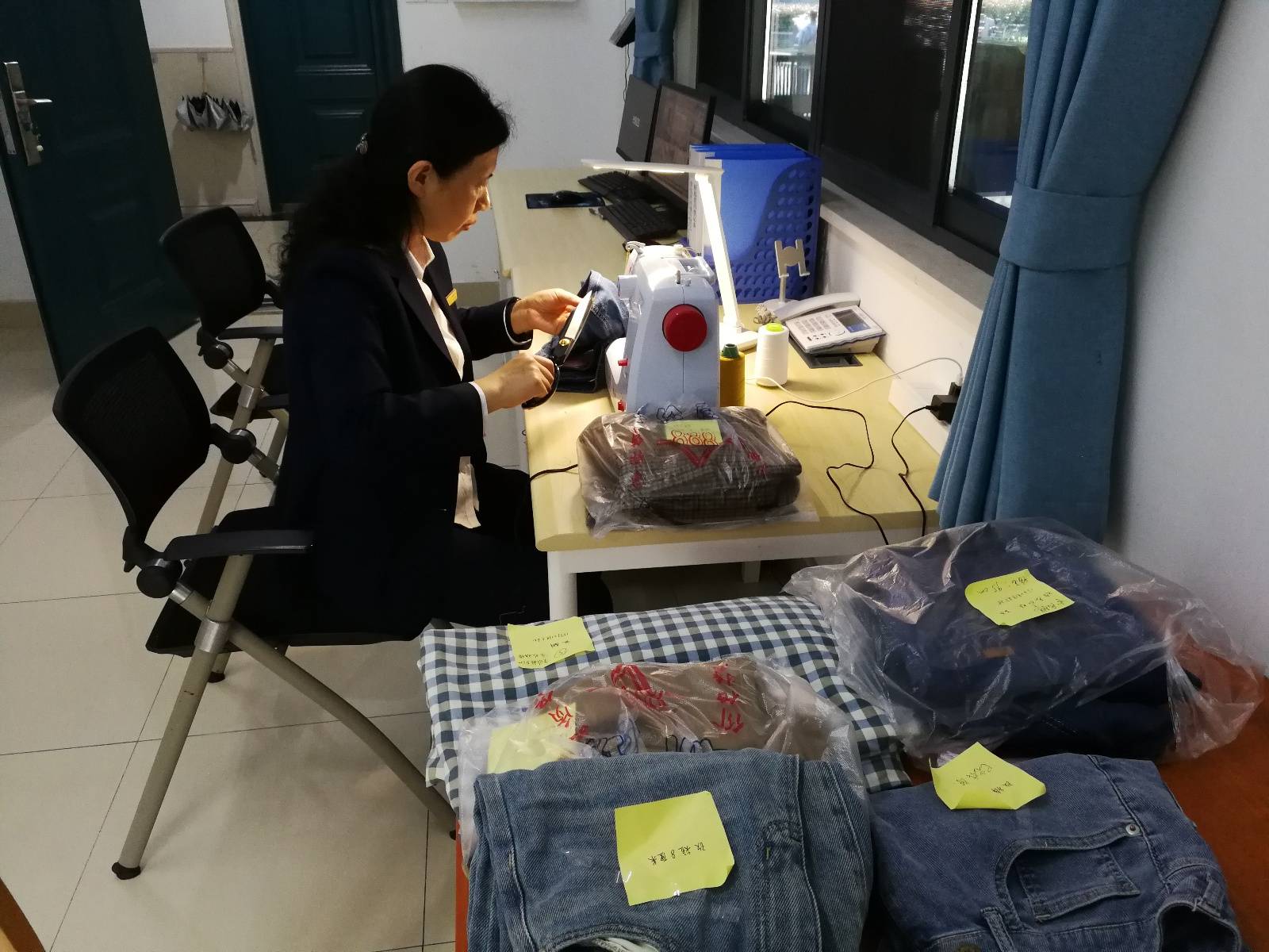 武大宿管阿姨连续3年为学生免费缝补衣物:曾学过服装制作,已累计帮