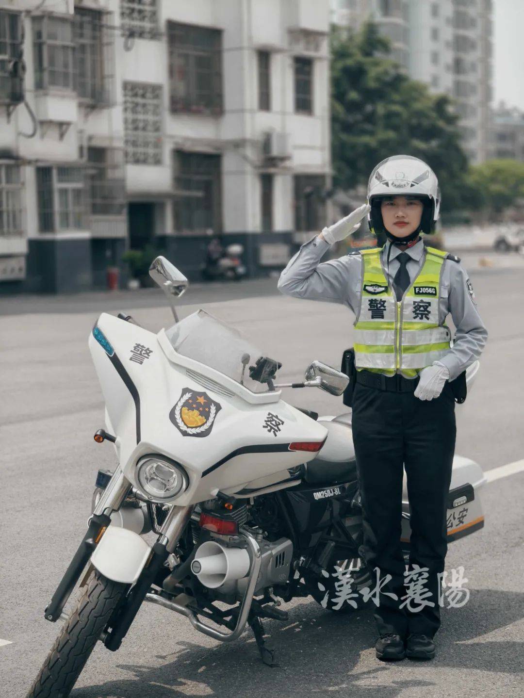 不输给男民警而当她骑上摩托在路面巡查时更有亲和力这位女警外形靓丽