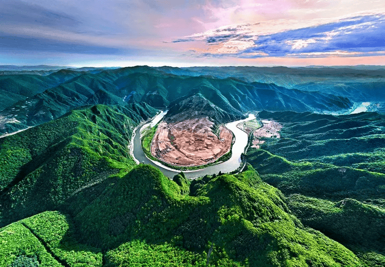 鸭绿江上神龟湾 陈世江 摄点评:照片从无人机视角记录了大自然的弧线