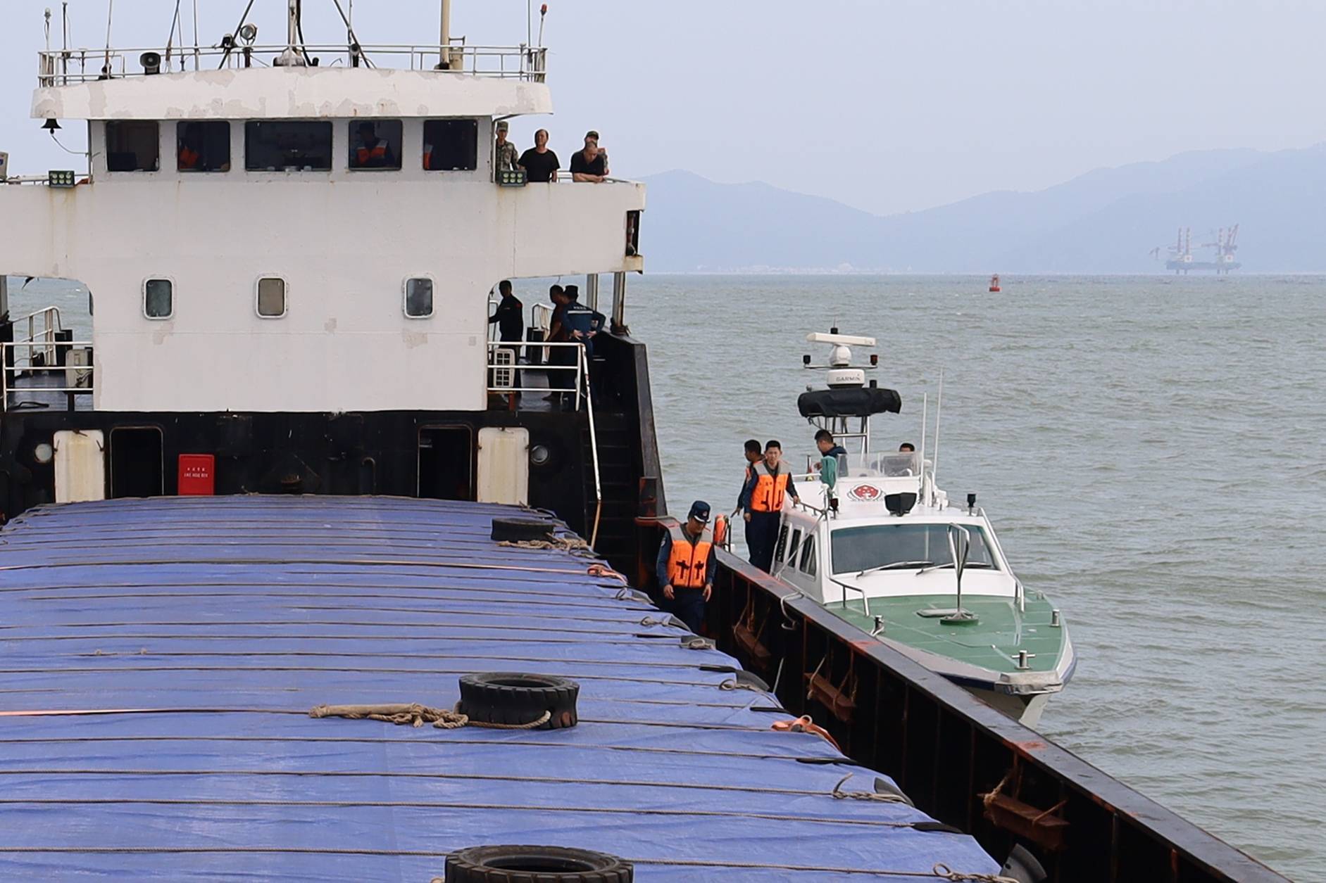 潮州海警局查获一起涉嫌非法买卖"红油"案