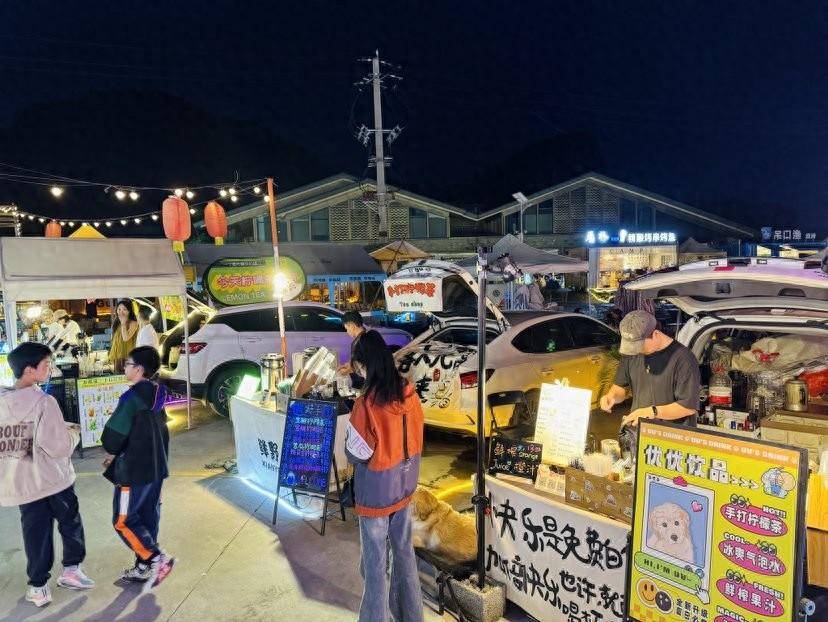 "网红夜市"的年轻摆摊人 演绎不一样的烟火气